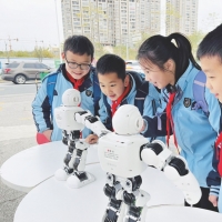手机报·晚报丨ai进课堂，会带来哪些新变化？蜜雪冰城在港交所上市