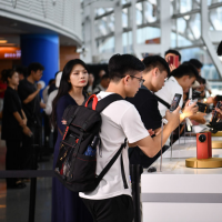 手机报·晚报丨ai手机崛起：便捷与隐私风险并存；河南扩大汽车、家电以旧换新补贴