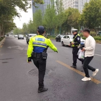 即日起至年底，郑州严查电动自行车、行人交通违法行为